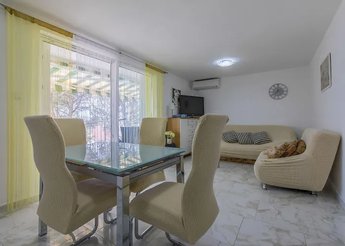 Komfortables Nur 200 Meter Zum Mit Meerblick, Privatem Balkon Mit Liegen