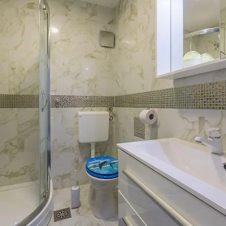Komfortables Nur 200 Meter Zum Mit Meerblick, Privatem Balkon Mit Liegen * Selce