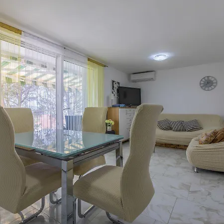 Komfortables Nur 200 Meter Zum Mit Meerblick, Privatem Balkon Mit Liegen