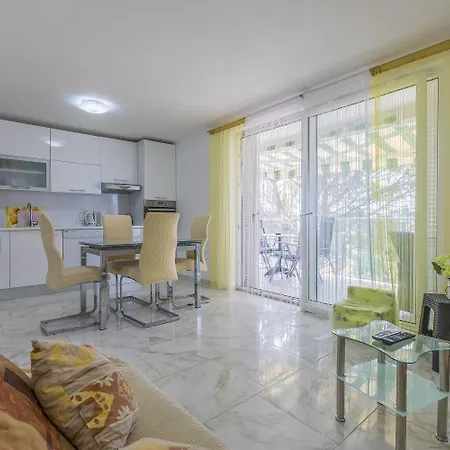 Apartment Komfortables Nur 200 Meter Zum Mit Meerblick, Privatem Balkon Mit Liegen