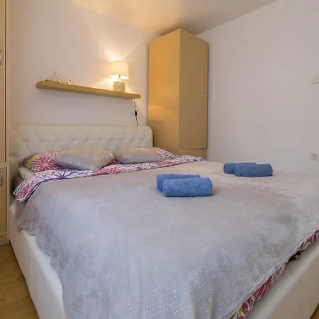 Apartment Komfortables Nur 200 Meter Zum Mit Meerblick, Privatem Balkon Mit Liegen