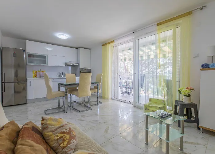 Apartament Komfortables Nur 200 Meter Zum Mit Meerblick, Privatem Balkon Mit Liegen